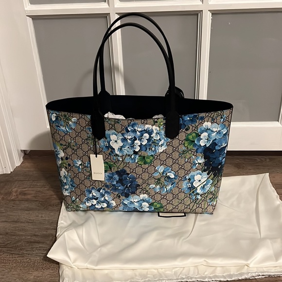 GUCCI
BLUE GG BLOOMS SUPREME CANVAS REVERSIBLE TOTE - Picture 5 of 16